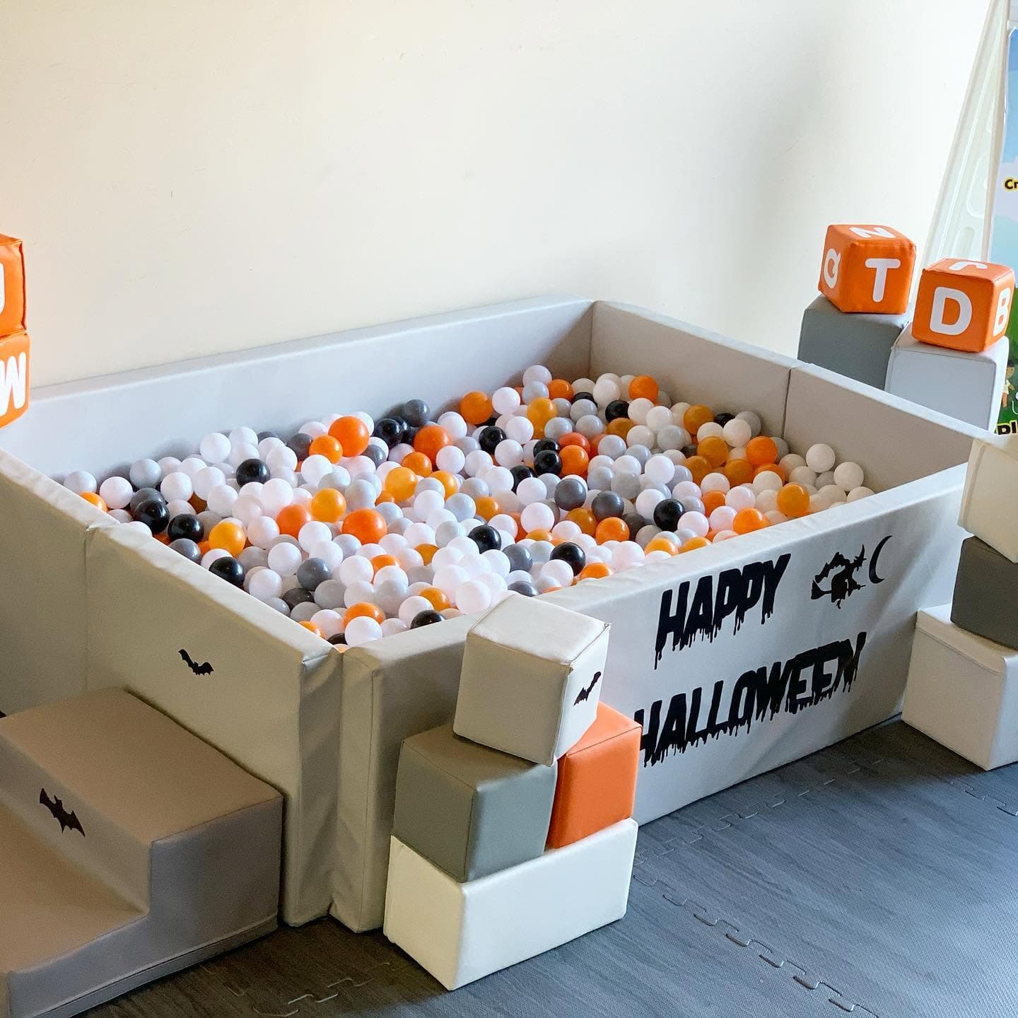 6x6 White Ball Pit